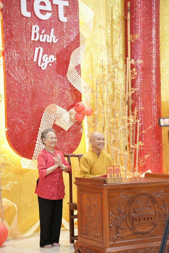 Tặng lộc đầu Xuân - Mồng 2 Tết Bính Ngọ 2026