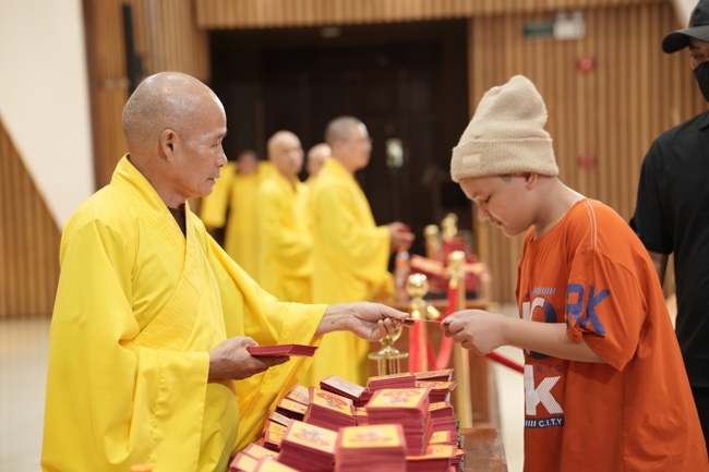 Tặng lộc đầu Xuân - Mồng 2 Tết Bính Ngọ 2026