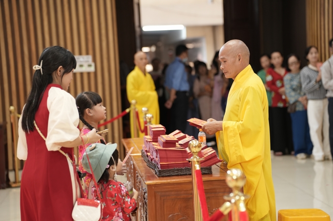 Tặng lộc đầu Xuân - Mồng 2 Tết Bính Ngọ 2026