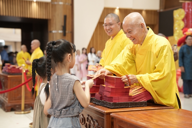 Tặng lộc đầu Xuân - Mồng 2 Tết Bính Ngọ 2026