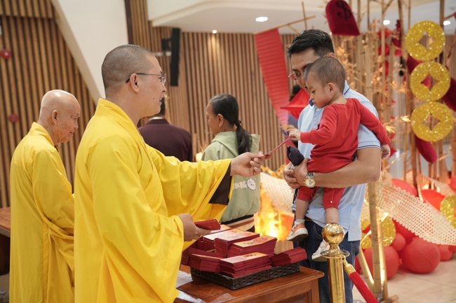 Tặng lộc đầu Xuân - Mồng 2 Tết Bính Ngọ 2026