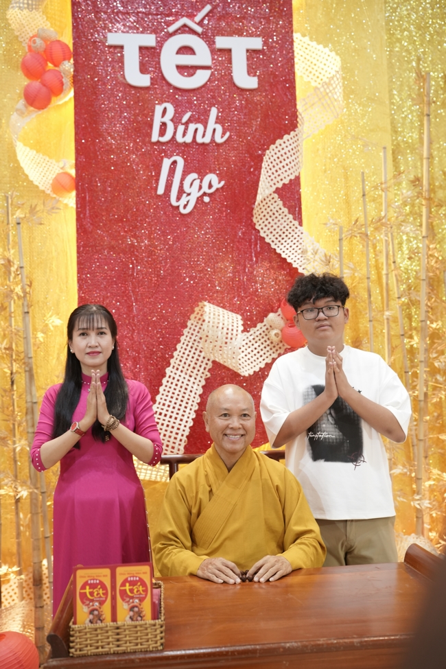 Tặng lộc đầu Xuân - Mồng 2 Tết Bính Ngọ 2026