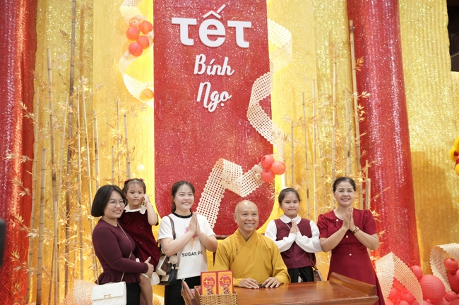 Tặng lộc đầu Xuân - Mồng 2 Tết Bính Ngọ 2026