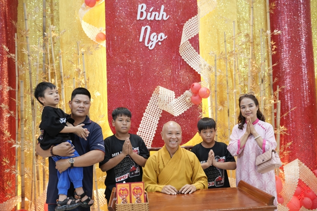 Tặng lộc đầu Xuân - Mồng 2 Tết Bính Ngọ 2026