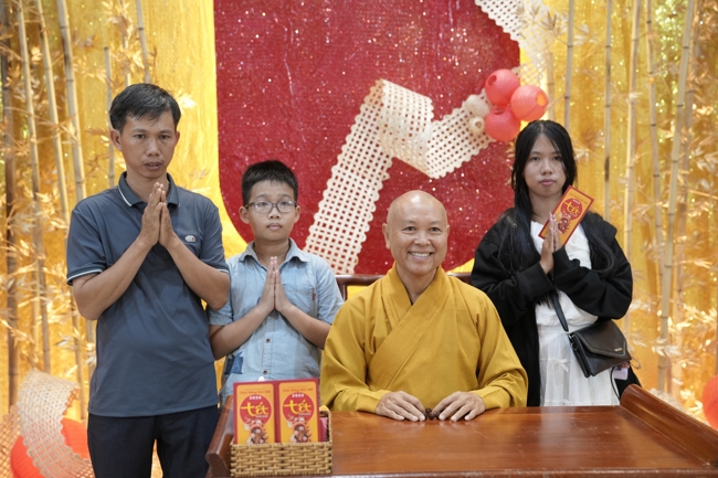 Tặng lộc đầu Xuân - Mồng 2 Tết Bính Ngọ 2026