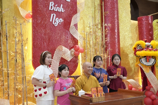 Tặng lộc đầu Xuân - Mồng 2 Tết Bính Ngọ 2026