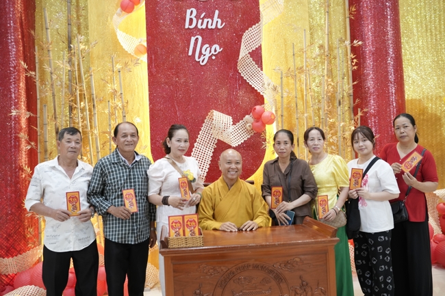 Tặng lộc đầu Xuân - Mồng 2 Tết Bính Ngọ 2026