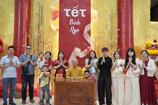 Tặng lộc đầu Xuân - Mồng 2 Tết Bính Ngọ 2026