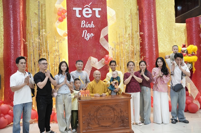 Tặng lộc đầu Xuân - Mồng 2 Tết Bính Ngọ 2026