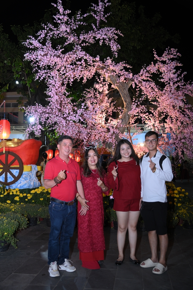 Tặng lộc đầu Xuân - Mồng 2 Tết Bính Ngọ 2026