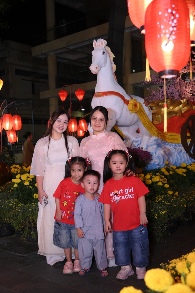 Tặng lộc đầu Xuân - Mồng 2 Tết Bính Ngọ 2026