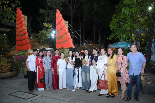 Tặng lộc đầu Xuân - Mồng 2 Tết Bính Ngọ 2026