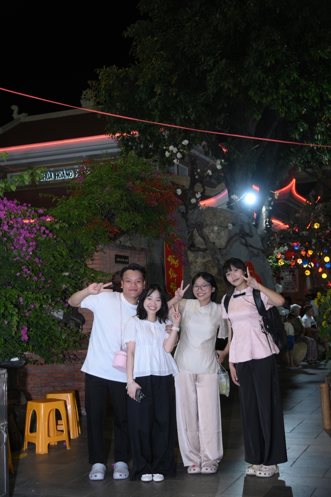 Tặng lộc đầu Xuân - Mồng 2 Tết Bính Ngọ 2026