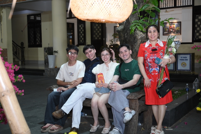 Tặng lộc đầu Xuân - Mồng 2 Tết Bính Ngọ 2026