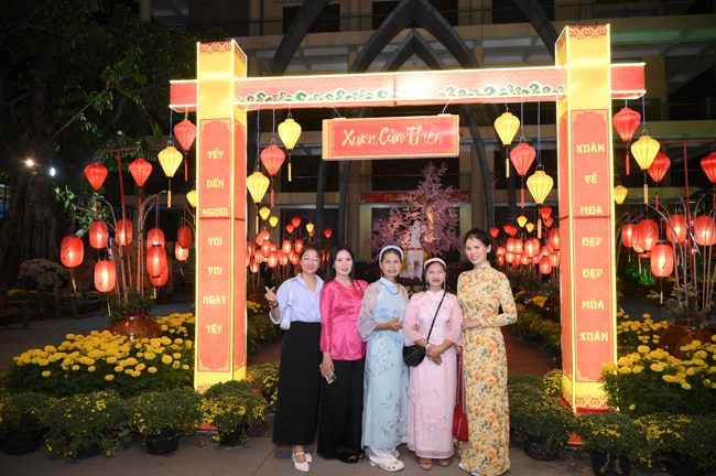 Tặng lộc đầu Xuân - Mồng 2 Tết Bính Ngọ 2026