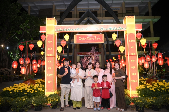 Tặng lộc đầu Xuân - Mồng 2 Tết Bính Ngọ 2026