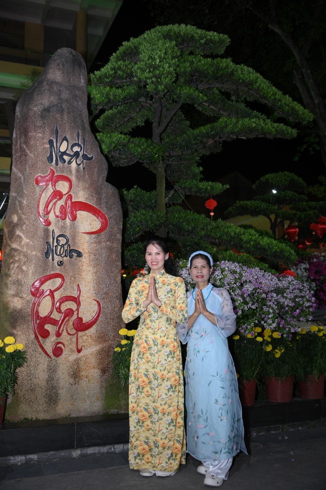 Tặng lộc đầu Xuân - Mồng 2 Tết Bính Ngọ 2026