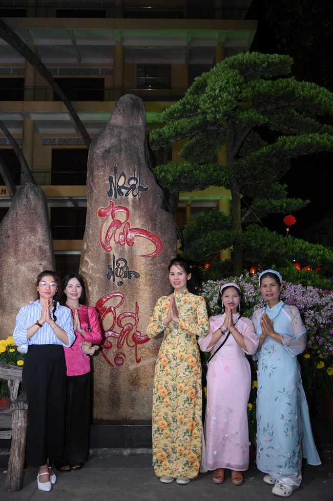 Tặng lộc đầu Xuân - Mồng 2 Tết Bính Ngọ 2026