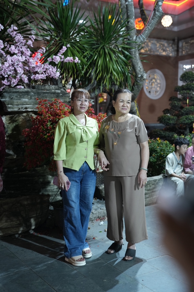 Tặng lộc đầu Xuân - Mồng 2 Tết Bính Ngọ 2026