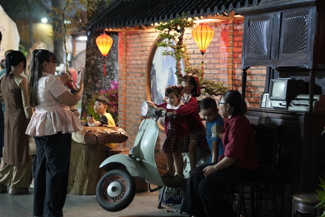 Tặng lộc đầu Xuân - Mồng 2 Tết Bính Ngọ 2026