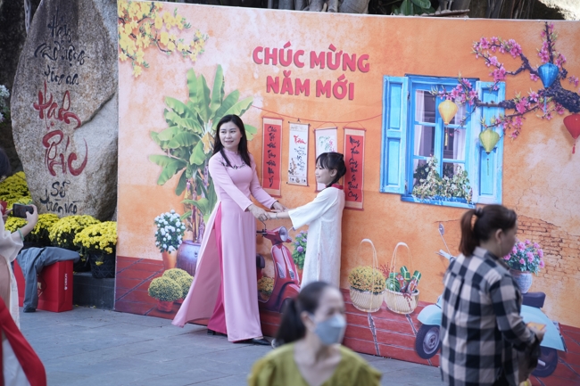 Tặng lộc đầu Xuân - Mồng 2 Tết Bính Ngọ 2026