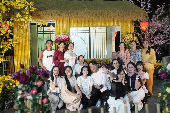 Tặng lộc đầu Xuân - Mồng 2 Tết Bính Ngọ 2026