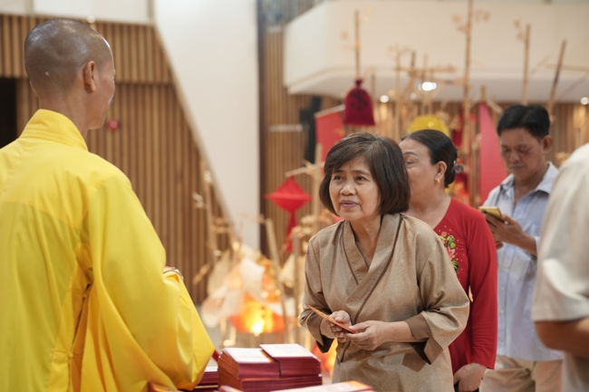 Tặng lộc đầu Xuân - Mồng 2 Tết Bính Ngọ 2026