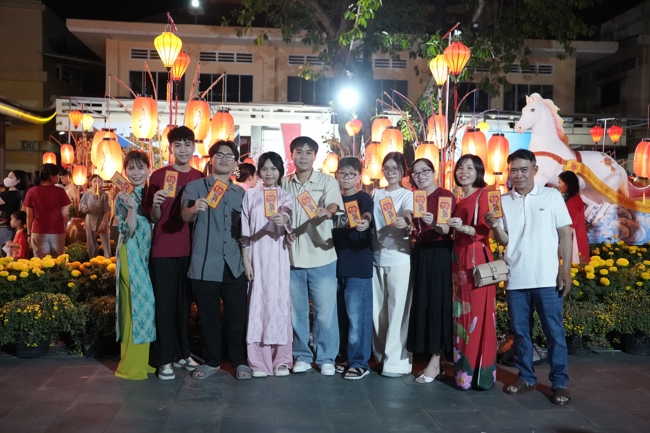 Tặng lộc đầu Xuân - Mồng 2 Tết Bính Ngọ 2026