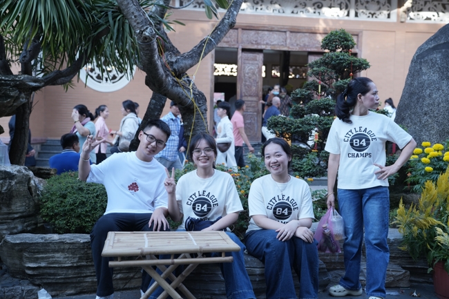 Tặng lộc đầu Xuân - Mồng 2 Tết Bính Ngọ 2026