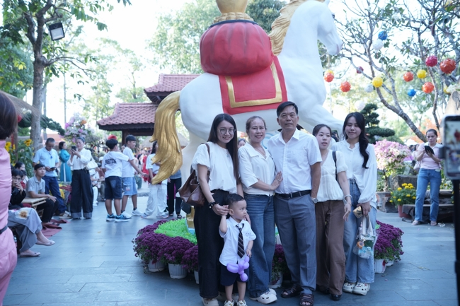 Tặng lộc đầu Xuân - Mồng 2 Tết Bính Ngọ 2026