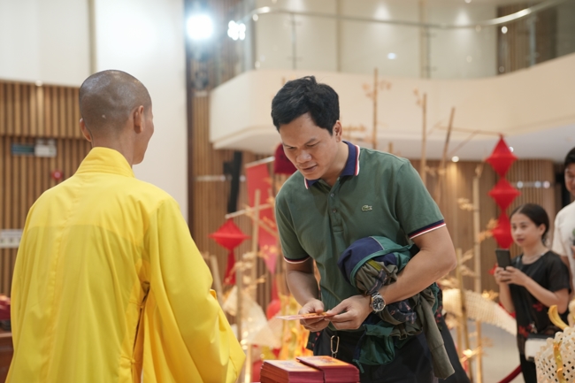 Tặng lộc đầu Xuân - Mồng 2 Tết Bính Ngọ 2026