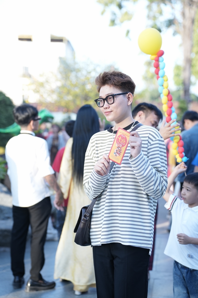 Tặng lộc đầu Xuân - Mồng 2 Tết Bính Ngọ 2026