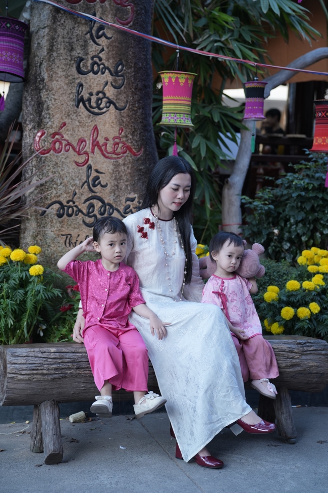 Tặng lộc đầu Xuân - Mồng 2 Tết Bính Ngọ 2026