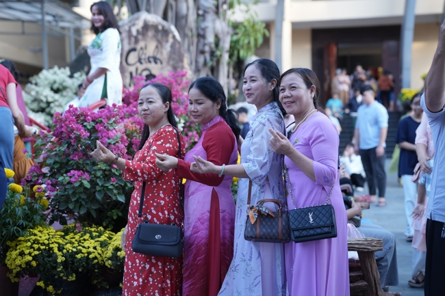 Tặng lộc đầu Xuân - Mồng 2 Tết Bính Ngọ 2026