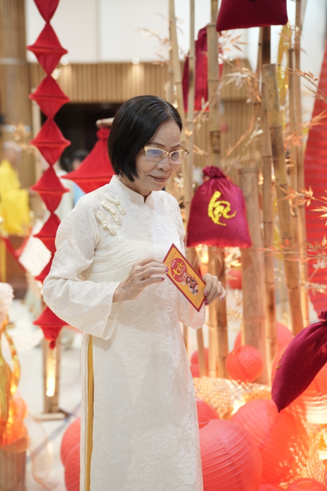 Tặng lộc đầu Xuân - Mồng 2 Tết Bính Ngọ 2026