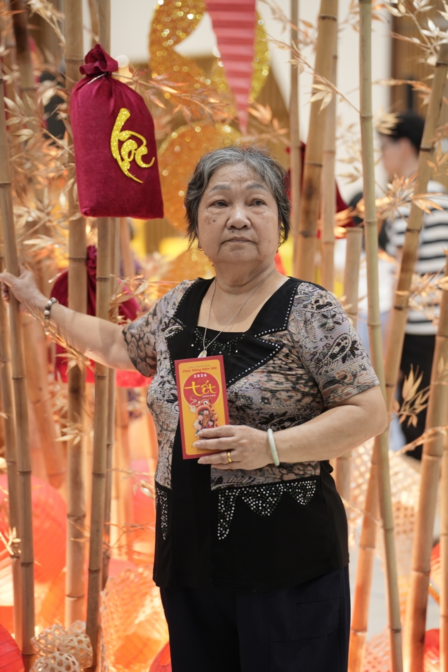 Tặng lộc đầu Xuân - Mồng 2 Tết Bính Ngọ 2026