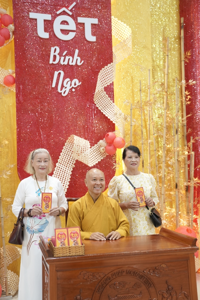 Tặng lộc đầu Xuân - Mồng 2 Tết Bính Ngọ 2026