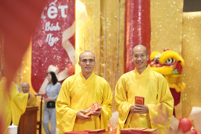 Tặng lộc đầu Xuân - Mồng 2 Tết Bính Ngọ 2026