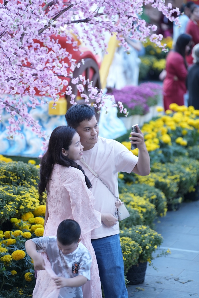 Tặng lộc đầu Xuân - Mồng 2 Tết Bính Ngọ 2026