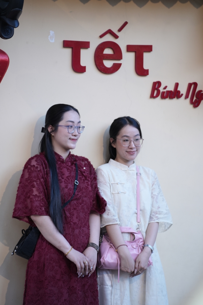 Tặng lộc đầu Xuân - Mồng 2 Tết Bính Ngọ 2026