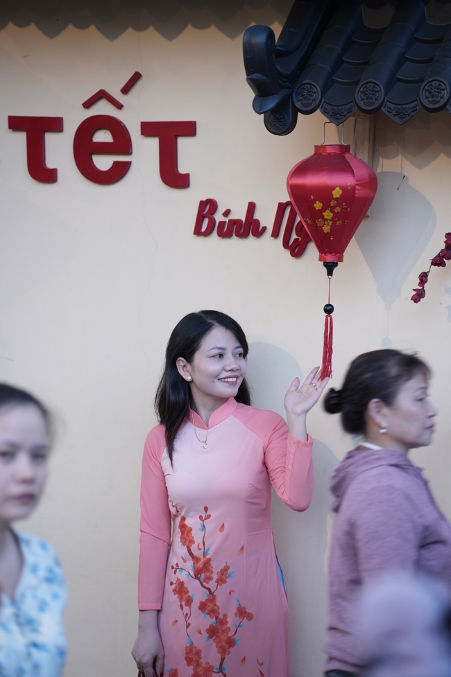 Tặng lộc đầu Xuân - Mồng 2 Tết Bính Ngọ 2026