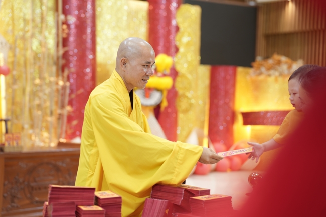 Tặng lộc đầu Xuân - Mồng 2 Tết Bính Ngọ 2026