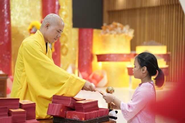 Tặng lộc đầu Xuân - Mồng 2 Tết Bính Ngọ 2026