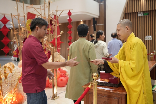 Tặng lộc đầu Xuân - Mồng 2 Tết Bính Ngọ 2026