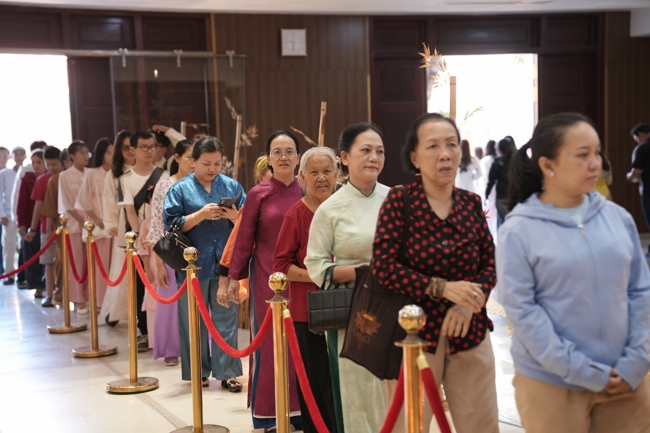 Tặng lộc đầu Xuân - Mồng 2 Tết Bính Ngọ 2026