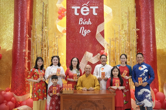 Tặng lộc đầu Xuân - Mồng 2 Tết Bính Ngọ 2026