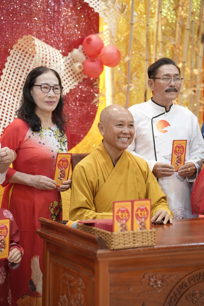 Tặng lộc đầu Xuân - Mồng 2 Tết Bính Ngọ 2026