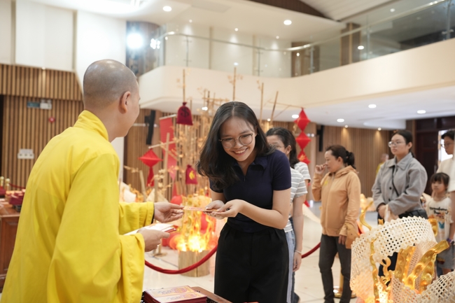 Tặng lộc đầu Xuân - Mồng 2 Tết Bính Ngọ 2026