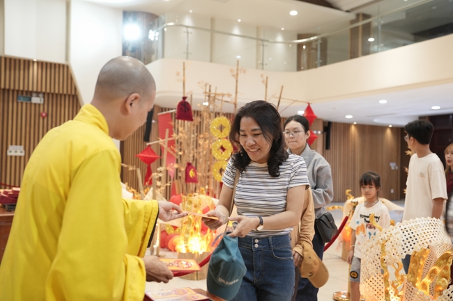 Tặng lộc đầu Xuân - Mồng 2 Tết Bính Ngọ 2026