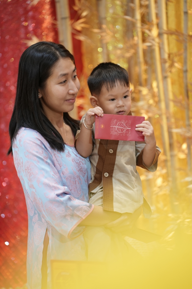 Tặng lộc đầu Xuân - Mồng 2 Tết Bính Ngọ 2026